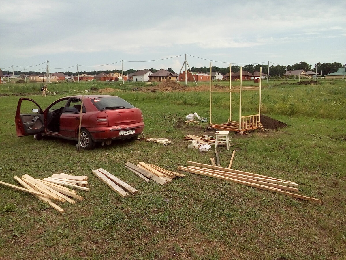 Привезли за раз. Начинают проглядываться очертания будущей постройки.                   
Фото: Станислав Спесивцев/Dinar



