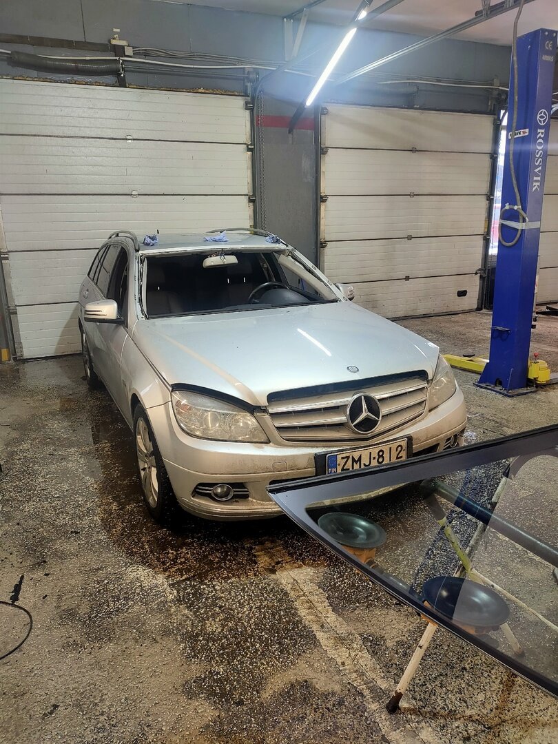 Замена лобового автостекла на Mercedes w204. Автостекла в СПБ, замена,  ремонт сколов и трещин, установка. | Автостекла - Avtosteklo.top | Дзен