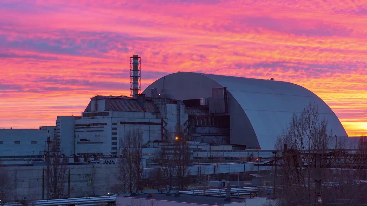 Чернобыльская атомная электростанция. Саркофаг Чернобыльской АЭС. Чернобыльской аэссаркрфаг. Атомная энергостанция Чернобыль. АЭС Припять 4 энергоблок.
