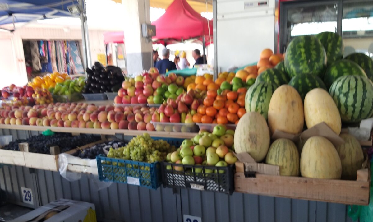 Южный рынок. Прилавок с фруктами. Фото автора