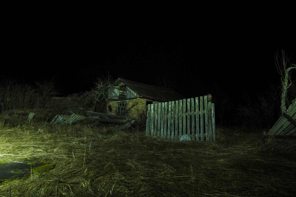 Ночь в Чернобыльской зоне отчуждения - это похоже на старшную сказку. Смотрите на это