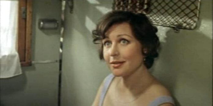 В фильме "сваты" играла роль Валентины Петровны Будько