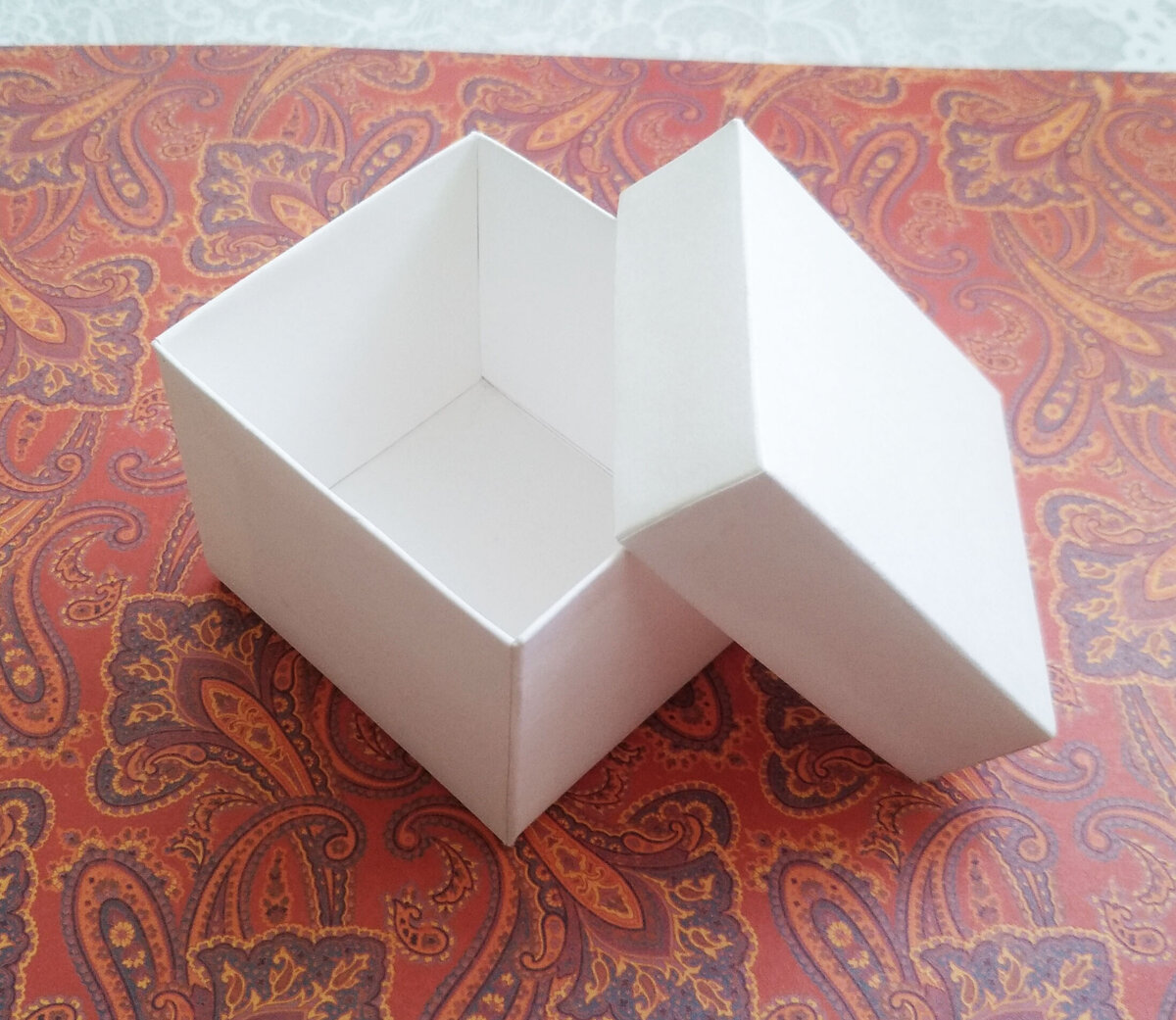 коробка из ватманов. подарочная коробка из фетра. прямоугольная коробочка из бумаги. раскрой коробки с крышкой. схема коробочки из картона.