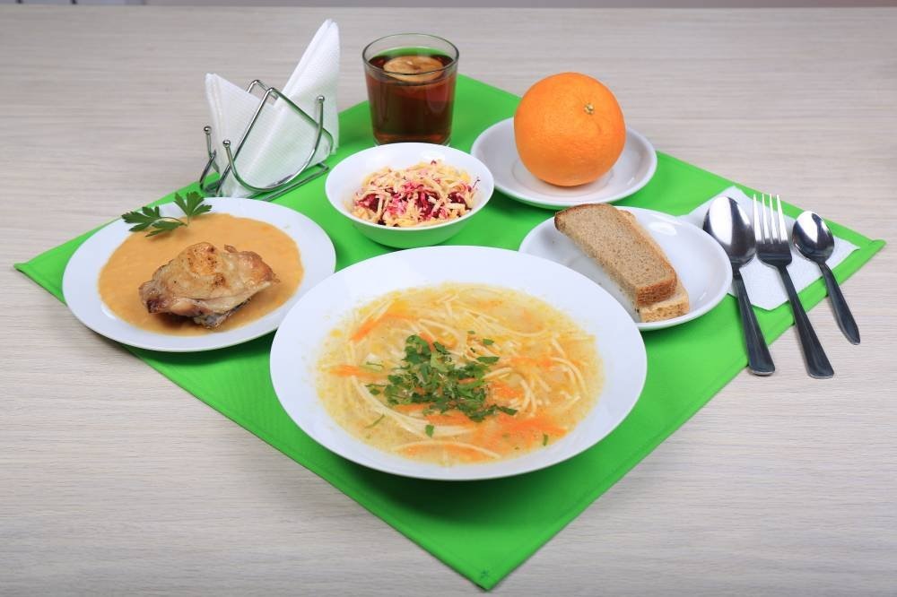 У всех в школах так красиво?! У нас зелень не кладут: нельзя или не поставляют. Не знаю.