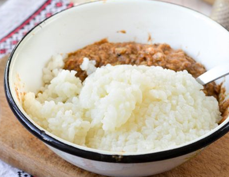 смешиваем кильку в томате с рисом и луком 