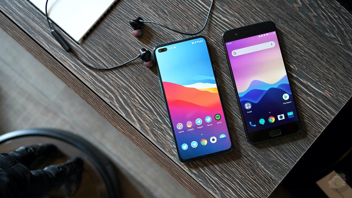 Слева OnePlus Nord, а справа OnePlus 5 трёхлетней давности