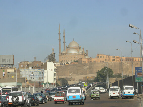 Вид на Цитадель. "Жилое" кладбище - прямо на краю этой дороги.
