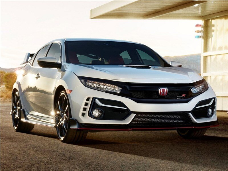 HONDA CIVIC TYPE R (ХОНДА ЦИВИК ТИП Р)
Type R – это спортивная, «заряженная» версия Хонда Цивик. Автомобиль в кузове хэтчбек выпускается с 1997 года. К сегодняшнему времени вышло пять его поколений. И очень скоро машина должна пережить очередной рестайлинг. Улучшения оказались значительными. При этом коснулись они главным образом технической составляющей, тогда как внешний вид остался практически без изменений. А то, что изменилось в его дизайне, направлено на улучшение ходовых качеств.

Для улучшения аэродинамических качеств автомобиль получил передний бампер новой формы. Площадь находящихся в нём воздухозаборников увеличилась. Такое решение позволяет обеспечить более качественное охлаждение силового агрегата. Кроме того, "горячая" новинка должна стать легче на 2,5 кг. Авто получит эксклюзивные литые диски 19 радиуса. Но для версии Limited Edition будут доступны кованые диски R20. В таком исполнении машина будет оснащена воздухозаборником на капоте и покрашена в оригинальный жёлтый цвет. При этом боковые зеркала должны быть чёрными.

В специальной версии Limited Edition автомобиль получит облегчённые сиденья и уменьшенную шумоизоляцию. Также в такой комплектации не будет кондиционера и развлекательной мультимедиа. Обещают, что такое авто и разгоняться будет быстрее, чем обычная версия.

Новая Хонда будет комплектоваться двухкомпонентными тормозными дисками, которые меньше нагреваются при частом и резком торможении. Подвеска обрела новые настройки и шаровые, став ещё жёстче. Автомобиль планируется оснащать множеством передовых электронных систем, включая круговую систему контроля слепых зон. Это призвано повысить безопасность и комфорт при езде на больших скоростях.

РАЗМЕРЫ
По имеющимся данным, габариты нового Type R останутся прежними. Длина хэтчбека составит 4560 мм, ширина – 1875 мм, а высота – 1435 мм. Его колёсная база равна 2700 мм. Клиренс автомобиля - всего 125 мм. Это очень мало. Поэтому говорить о проходимости нового японца не приходится. Он предназначен лишь для езды по городу или трассе. Ожидается, что багажник авто будет довольно вместительным. Его объём составит порядка 400 литров, что немало для спортивного хэтчбека.

ДВИГАТЕЛЬ И ТРАНСМИССИЯ
Honda Civic Type R после рестайлинга по-прежнему будут оборудовать лишь одним типом двигателя. Это – бензиновый мотор объёмом 2 литра. Он оснащён турбиной и выдаёт мощность 320 лошадиных сил. Примечательно, что для такого силового агрегата рекомендован премиальный бензин АИ-98.

Автомобиль, как и раньше, будет продаваться лишь с механической трансмиссией. Она имеет шесть ступеней. Хэтчбек - исключительно переднеприводное авто.

ИТОГ
Хонда Цивик Тайп Р после рестайлинга станет ещё более спортивным и динамичным. Внешне он не получит значительных изменений. Все новшества коснутся в основном его технической части. Они призваны улучшить динамику, управляемость и скоростные характеристики "горячего" хэтчбека.

Помимо основной версии, машина также будет выпускаться в специальной серии Limited Edition. Кроме того, для Европы создана дополнительная версия Sport Line, которая должна быть несколько комфортнее обычной. Но при этом автомобиль в любом исполнении адресован активным водителям, которые ценят, прежде всего, адреналин, скорость и спортивный характер. Комфорт для них находится на втором месте. Правда, авто всё равно получилось довольно комфортабельным для своего класса.

Новинка прекрасно сочетает в себе скоростные качества, высокую безопасность и отличную управляемость. Также ей присуща яркая и узнаваемая внешность. Поэтому такой автомобиль не останется незамеченным на дороге.

По мнению специалистов, обновлённый хэтчбек прославленного японского бренда сможет стать востребованным среди определённой категории автомобилистов по всему миру. Авто планируется поставлять во многие страны. Должен он появиться и в России.

На сегодняшний день точная дата выхода такого Civic неизвестна. Также пока нет сведений о его стоимости на российском рынке.