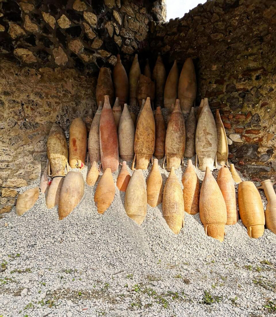 Пустые сосуды для гарума из лавки в I районе Помпей. Фото: Parco Archeologico di Pompei. 