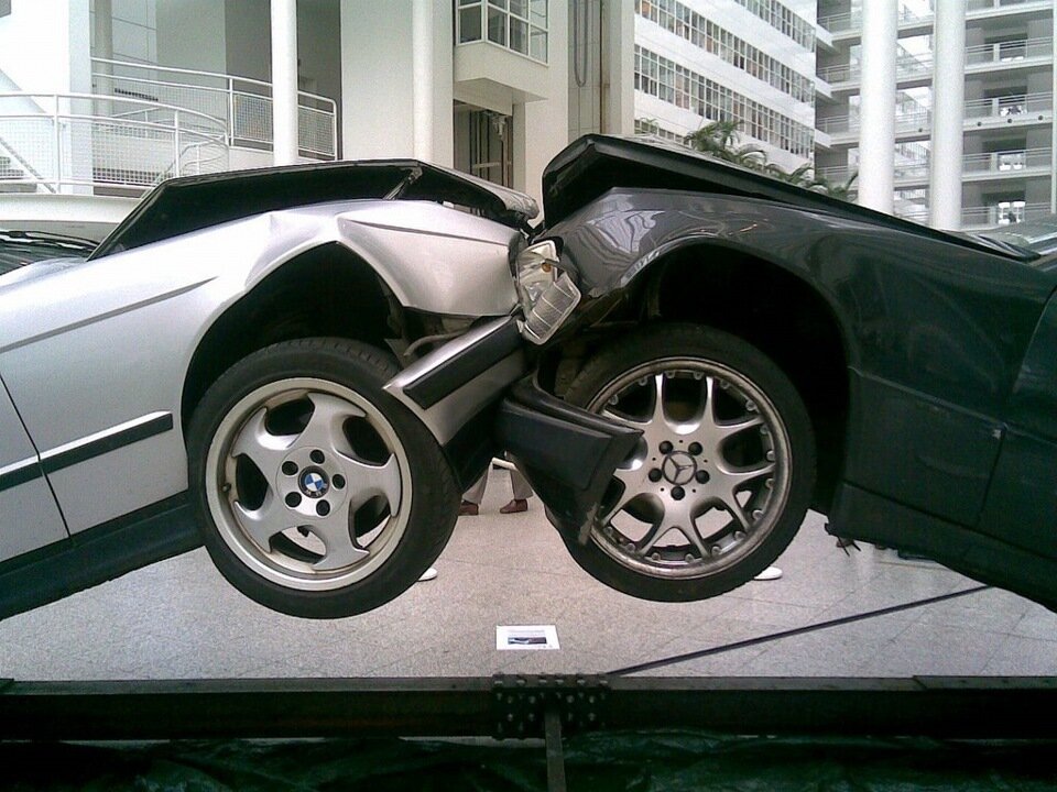 Памятник противостоянию BMW и Mercedes-Benz