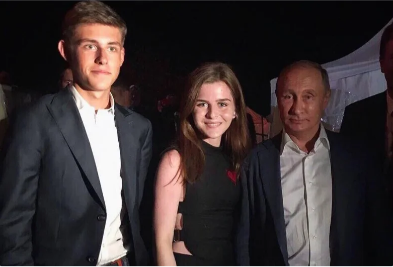 В середине Меланья Кондрахина, а справа от нее Путин, а может не Путин