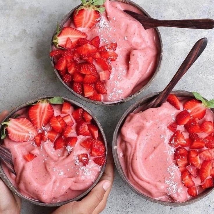 🍓Клубничный смузи-боул🍓 
Ингредиенты:
200 г. свежей клубники
1 банан
50 г. гранолы (или овсяных хлопьев)
1 ст. л. арахисовой пасты (не обязательно)
100 мл. молока

Приготовление:

Сначала в чашу блендера поместите овсяные хлопья (гранолу) залейте их молоком или другой жидкостью по Вашему желанию.
Измельчите хлопья на высокой скорости блендера.

Затем в смесь киньте клубнику и банан. Туда же загрузите ложку арахисовой пасты. Она добавит немного сладости и густоты, а также сделает блюдо более питательным и сытным. Взбейте массу ещё раз до получения густого смузи.

Далее перелейте смузи в тарелочку и займитесь украшением. Сделайте полоску из овсяных хлопьев, сверху положите сушеную клюкву, рядом чёрный шоколад, предварительно измельченный на крупной тёрке. Клубнику разрежьте пополам, банан нарежьте кружками, уложите фрукты на смузи. Добавьте чёрный кунжут и кокосовую стружку и, наконец, украсьте веточкой свежей мяты.