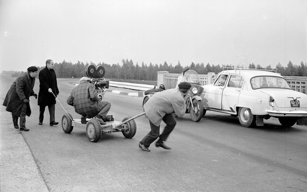 Сценаристы "Берегись автомобиля" всегда брали свои сюжеты из жизни. История о том, что кто-кто крадет автомобили у людей, которые покупает их на незаконно полученные доходы, была распространена в советское время. И именно из этой байки вырос этот фильм. Так или иначе он отразил одну из ярких особенностей советского времени - незаконность ведения предпринимательской деятельности и необходимости скрывать свои сверхдоходы.