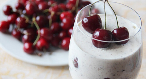 2. С шоколадом, орехами и черешней.  Вам понадобятся: обезжиренный кефир (300 мл), молоко (100 мл), шоколад  (50 грамм), орехи (50 грамм), черешня, сахар (2 ст. ложки), желатин (1  ст. ложка). Приготовление: заливаем молоком желатин и оставляем на 20  минут. Затем слегка прогреваем желатин на огне (главное, не кипятить).  Отдельно смешиваем кефир с сахаром, шоколадом и орехами. Все хорошенечко  перемешиваем, добавляем желатин и еще раз перемешиваем. На дно бокалов  выкладываем черешню и заливаем кефиром. Десерт ставим в холодильник до  полного застывания.