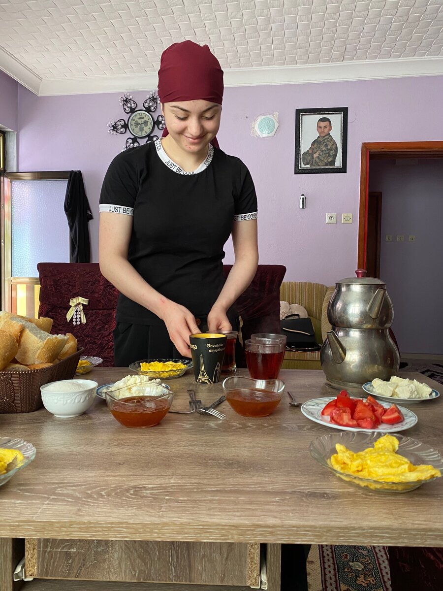 Они накрывают на стол, меняют Вам (ну а точнее нам) тарелки, подливают чай, сами при этом за стол не садясь (не принято)