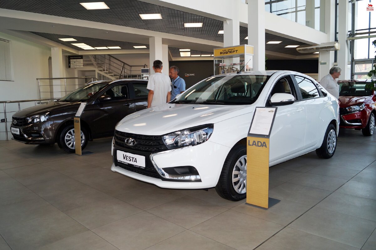 Фото, сделанное в шоу-руме автосалона "ЛАДА", где выставлены новые автомобили к продаже
