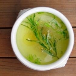  
Французский суп Консоме! Кристально прозрачное, ароматное блюдо своим вкусом повергнет вас на лопатки и заставит просить добавки. Консоме — идеальный бульон, приготовленный по всем кулинарным правилам и законам! Процесс приготовления этого первого блюда очень трудоемкий, на него уходит достаточно большое количество времени, но попробовать его стоит. Готовим консоме!Филе куриное 1 кгПерец черный горошком 5 шт. (по вкусу)Лист лавра 2 шт.Лук репчатый 2 шт.Морковь 2 шт.Вода чистая дистиллированная 2 л.Корень сельдерея 250 г.Яйцо куриное 2 шт.Укроп 2 шт. (ветки)Петрушка 2 шт. (ветки)Сок лимона концентрированный 1 ч.л.Соль 1 ст.л. (по вкусу)Пошаговое приготовление