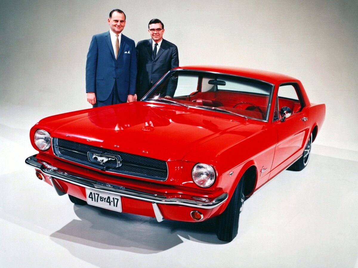 Презентацию первого серийного Ford Mustang 1964 года считают одной из самых удачных в истории автопрома, а своим появлением легенда обязана громкому провалу предыдущей модели — Edsel. «Форду» нужно было срочно спасать положение, и генеральный управляющий концерна Ли Якокка, будущий автор бестселлера «Карьера менеджера», вместе с командой дизайнеров, экономистов и маркетологов в марте 1964 года создал первый концепт Mustang. В автомобиле, ставшем прародителем класса Pony Car, легко угадываются черты фордовских люксовых машин Continental Mark II 1957 и Thunderbird 1954, а также элементы дизайна Maserati, Lincoln и Chevrolet.