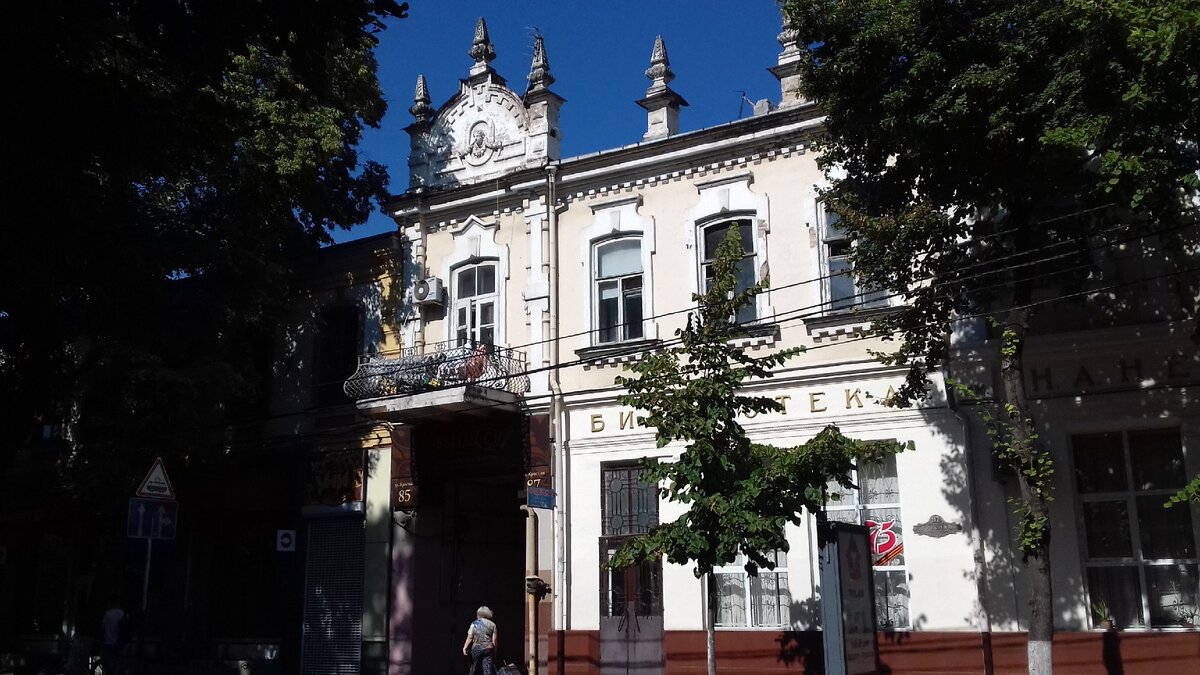 Кстати, посмотрите как это здание в Краснодаре похоже на здание в Ейске на фото ниже