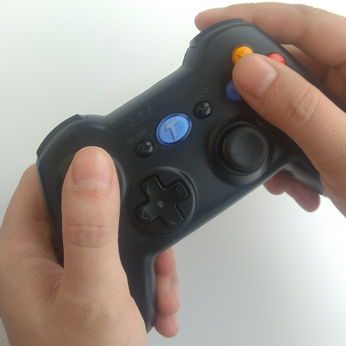 Прошлый свой пост я закончил именно на этом геймпаде, тогда он был своего рода «прогрессивным» в моей коллекции, с нативной поддержкой xinput, и я даже написал, что мне нравятся его стики, всего то за 18$! И… Он так и не стал у меня основным ни в одной из игр. Вот так. Лежит, пылится брошенный.