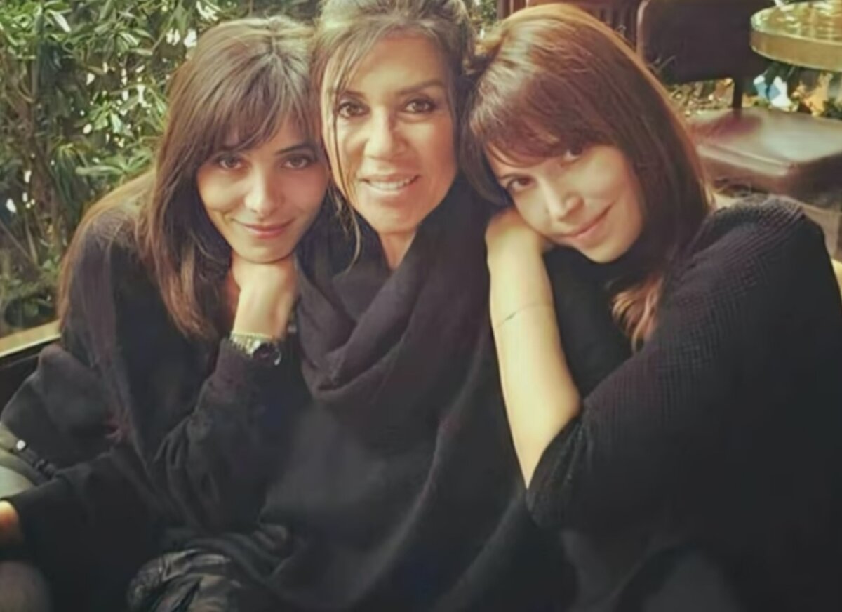 Актриса исполнившая роль Валиде Султан , а так же рядом с ней Хатидже и Махидевран.