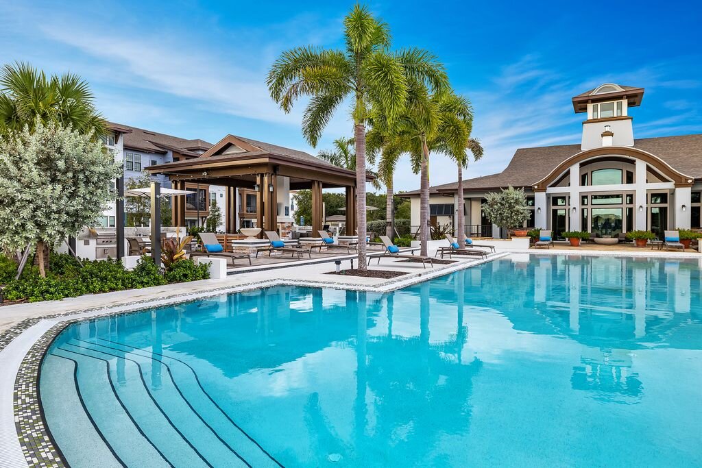 Огромный бассейн с прекрасным видом