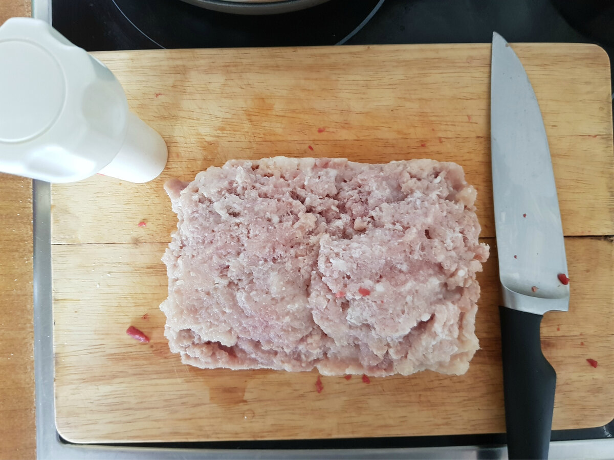 Курино-свиной фарш у меня уже был в морозилке, остался после приготовления хинкали