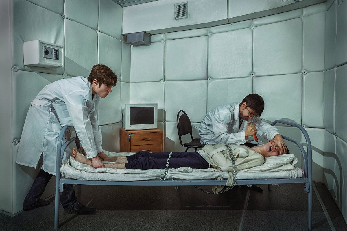 В действительности большинство психиатров заняты более скучными делами :))