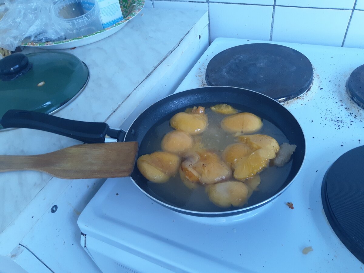 фото из личного архива. начало варки скорее жарки варенья))))