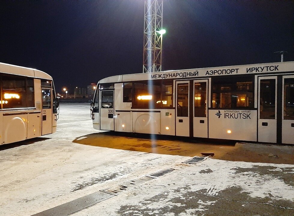 Летное поле и автобусы в Иркутске