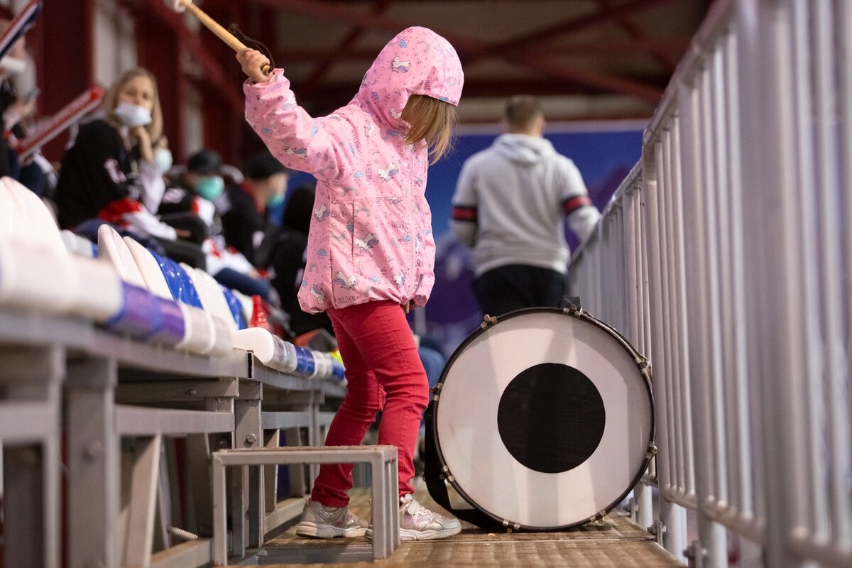 Юная болельщица ХК "Скорпионы" на финальном матче "Малого кубка" (12.09.2020).