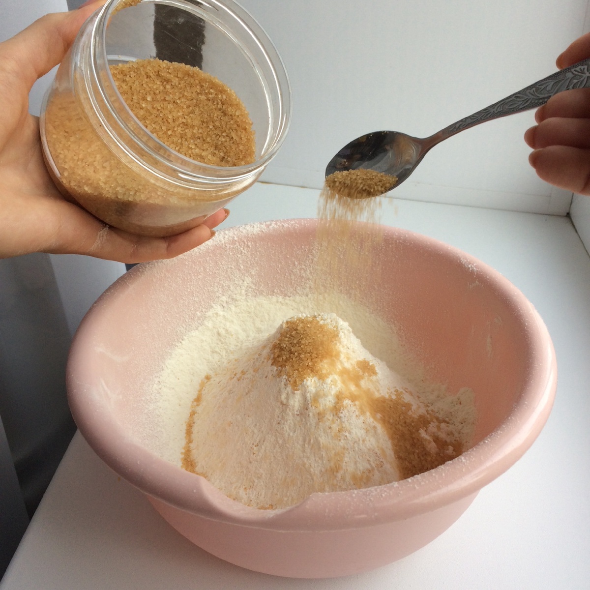 Тростниковый сахар придает блинчикам особый карамельный привкус и аромат