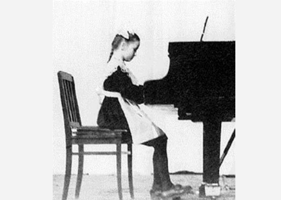 ДЕТСТВО И СЕМЬЯ Алла Пугачева родилась в Москве 15 апреля 1949 года.-3