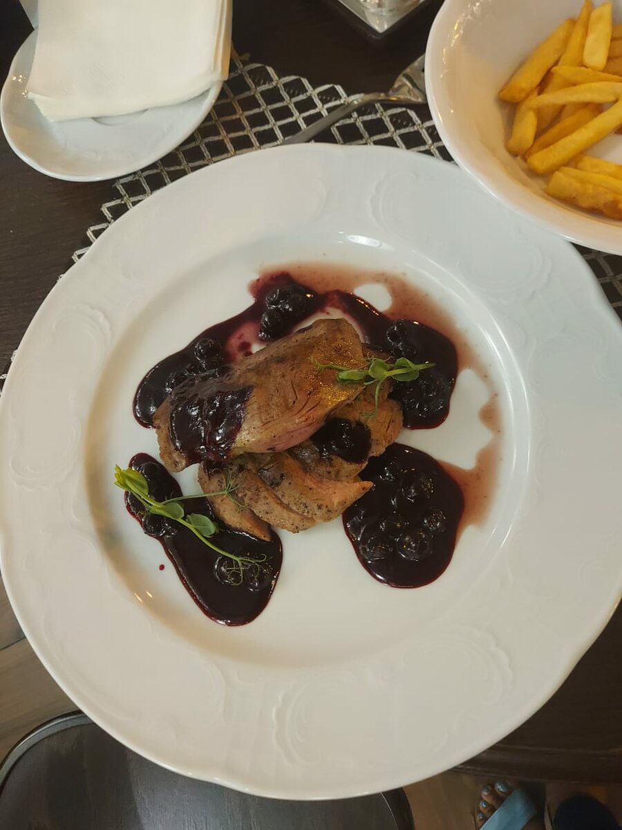 Авторская кухня - утка в котелке под кисло-сладким соусом из одноименного ресторана в Казани.