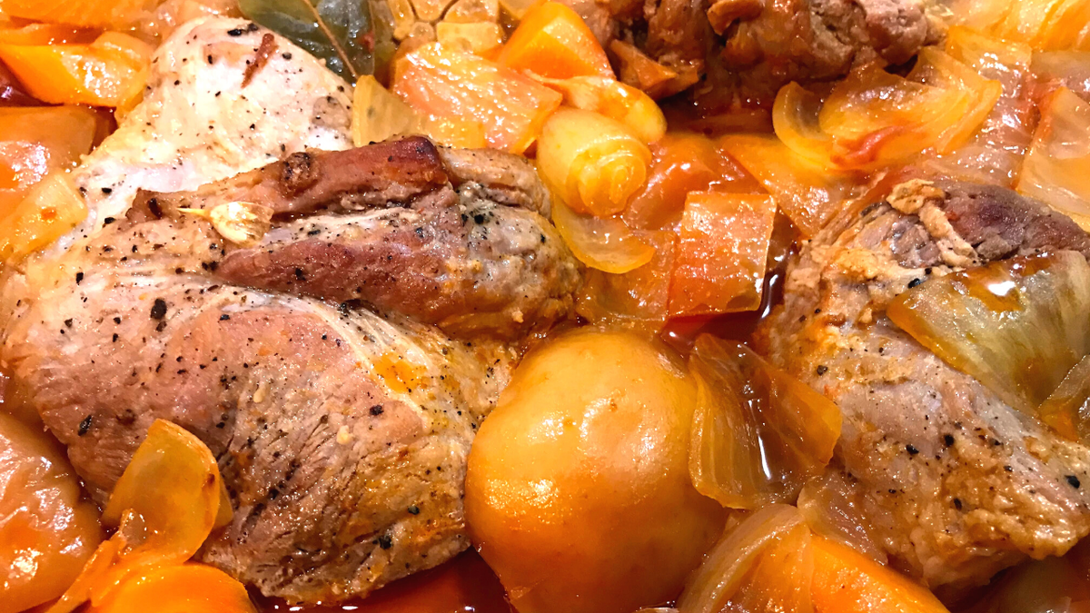 Тушенная свинина в духовке с яблоками