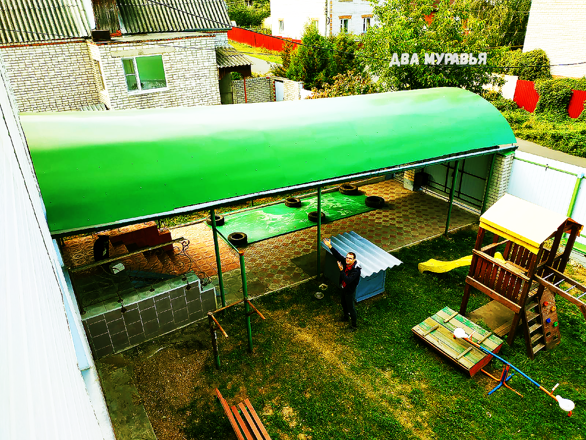 навес перед домом покрыт металлом, а не поликарбонатом