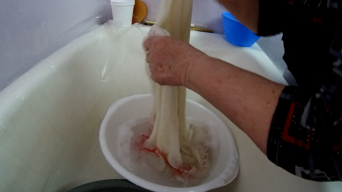Вымачивание изделия в мыльной воде