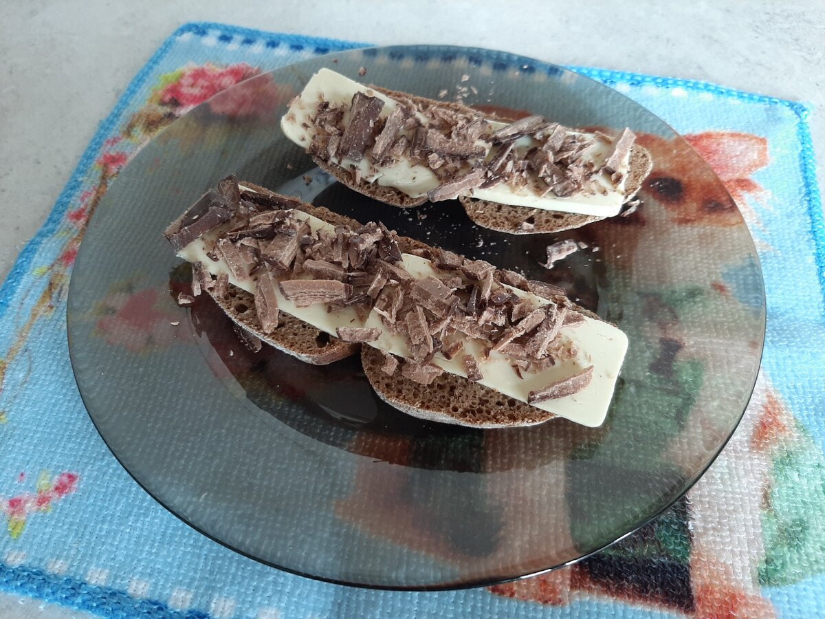 Сегодня мои бутерброды с конфетой на ржаном хлебе!