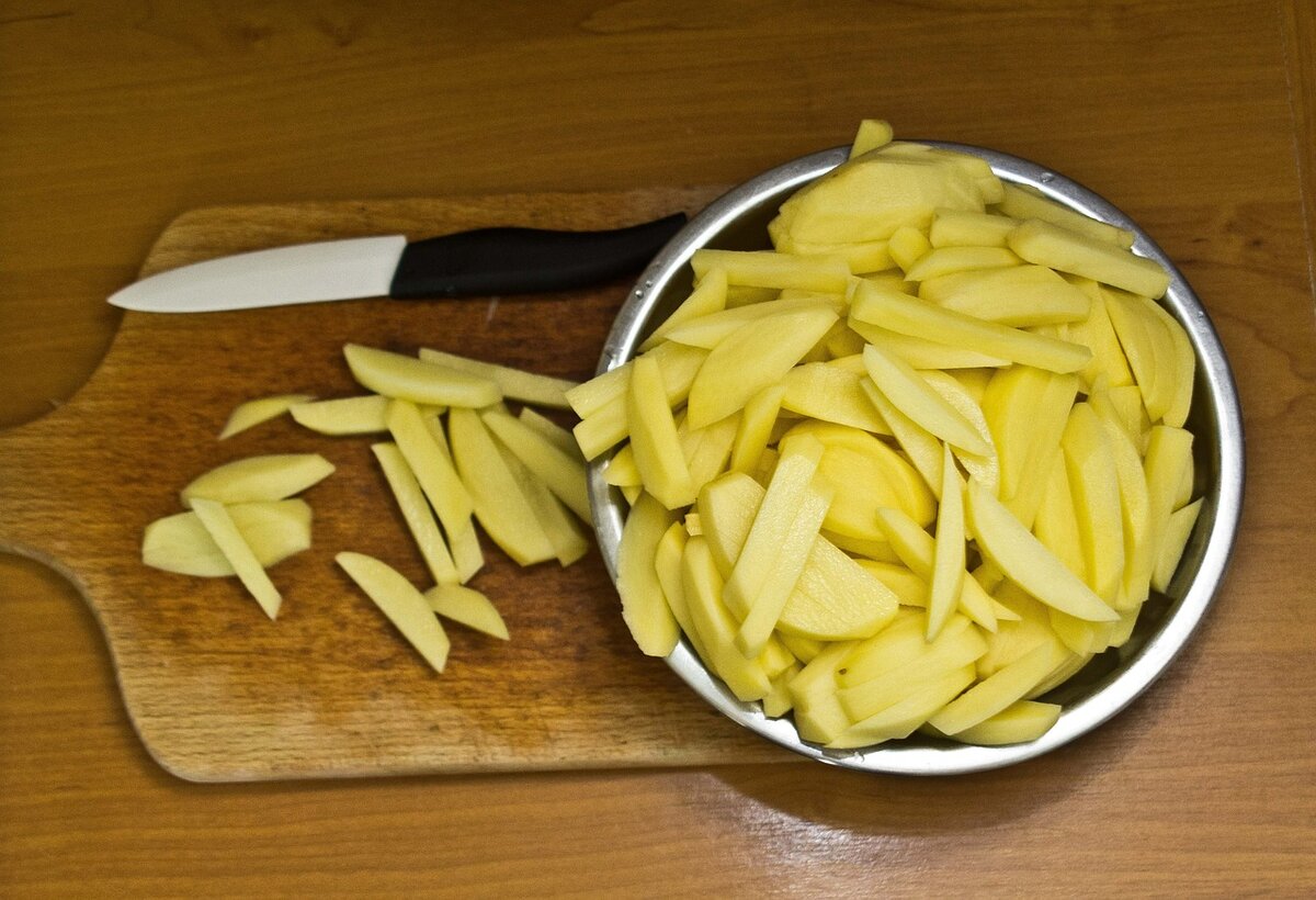 Почему темнеет очищенный картофель? Как сохранить очищенный картофель белым?