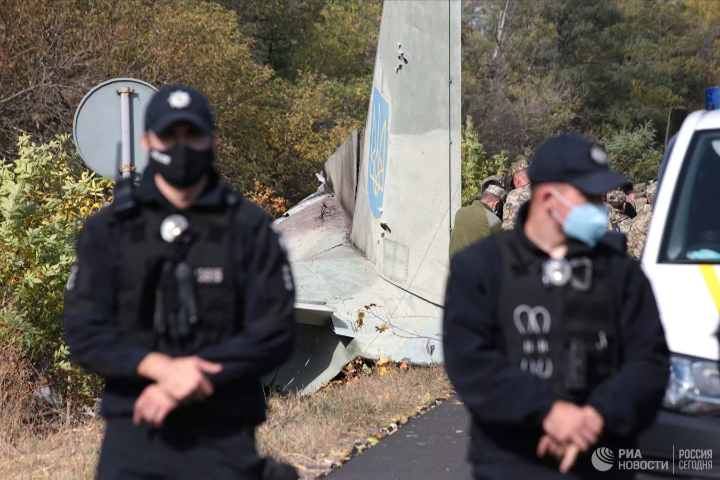 перед крушением Ан-26
21:24 26.09.2020
1809
Оцепление месте крушения самолета Ан-26 под Харьковом - РИА Новости, 1920, 26.09.2020
КИЕВ, 26 сен - РИА Новости. Перед крушением Ан-26 в Харьковской области на Украине приоритет в посадке мог быть отдан другому борту, сообщил глава областной администрации Алексей Кучер.
"С момента, когда пилот запросил посадку, люди, ответственные за эту посадку, ответили лишь через минуту. Якобы это произошло из-за того, что посадили другой борт. При этом ранее уже было понятно и известно, что один из моторов уже не работал… И вопрос: почему люди, которые отвечали за посадку, получив информацию о неисправном двигателе у самолета с курсантами, отдали приоритет именно другому борту… А уже через минуту наши ребята потерпели крушение", - заявил Кучер в прямом эфире. 