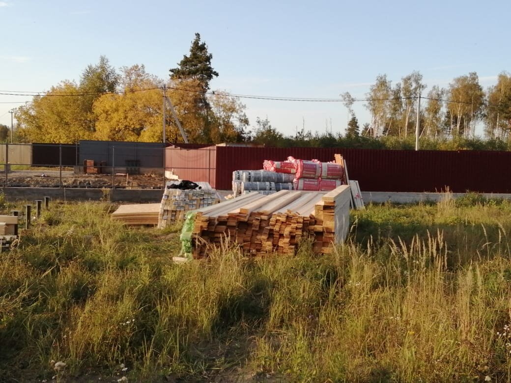 Это стройматериалы из разгруженного грузовика. Он уехал к прицепу для перегрузки второй части. 