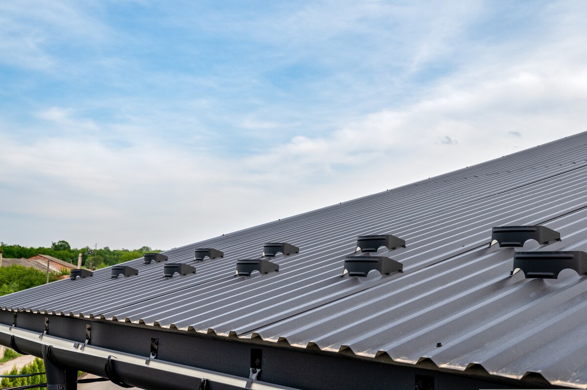 Снегодержатели устанавливают над входом в дом, в местах, где снег может скатиться на дорожки, парковку.