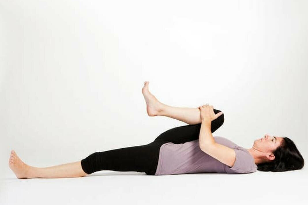 Подъемы головы лежа на спине. Лежа на спине ноги пальцы. Лежа на спине ноги пальцы. Положение лежа на спине руки вверх. Лежа на спине ноги пальцы.