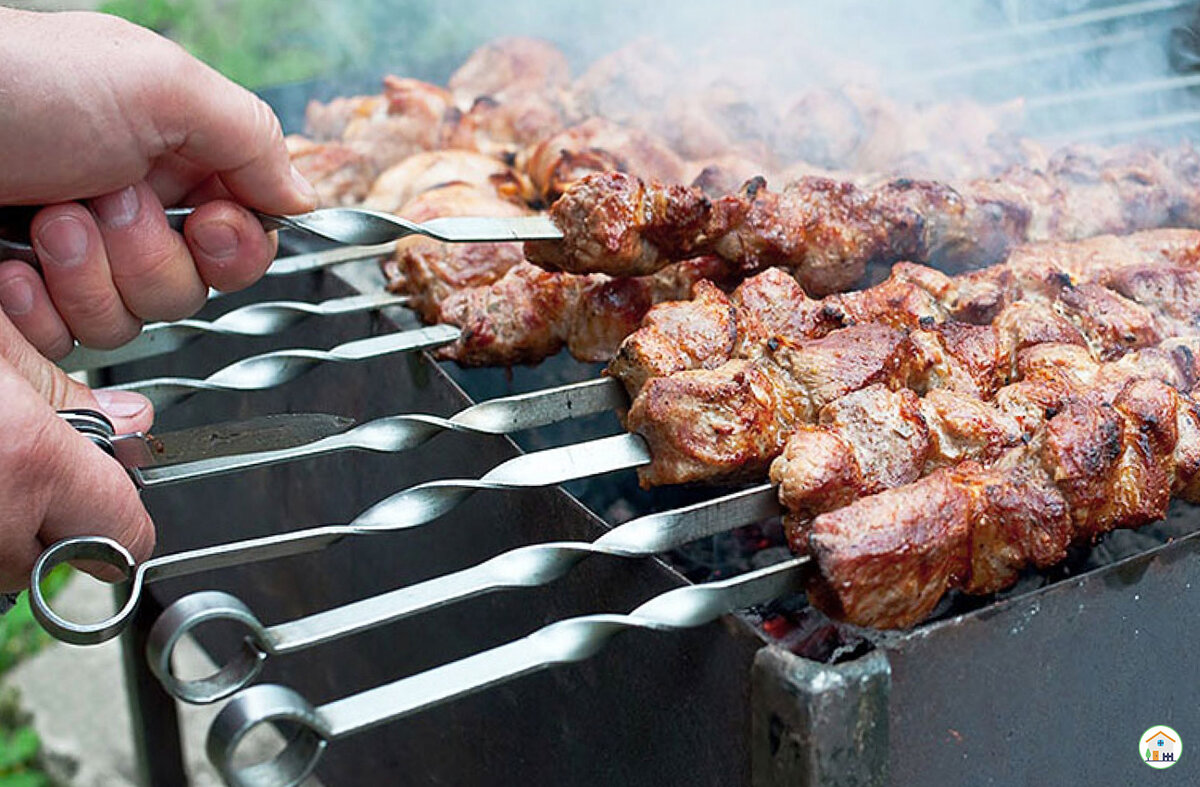 Жарим шашлыки на даче.