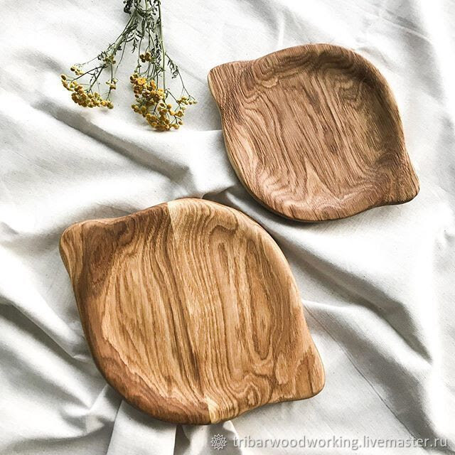 На фото: тарелки для сервировки из дуба, магазин tribar.woodworking https://www.livemaster.ru/tribarwoodworking