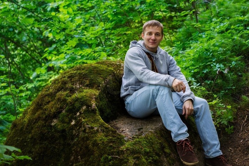 Человек с носки сидя на камень