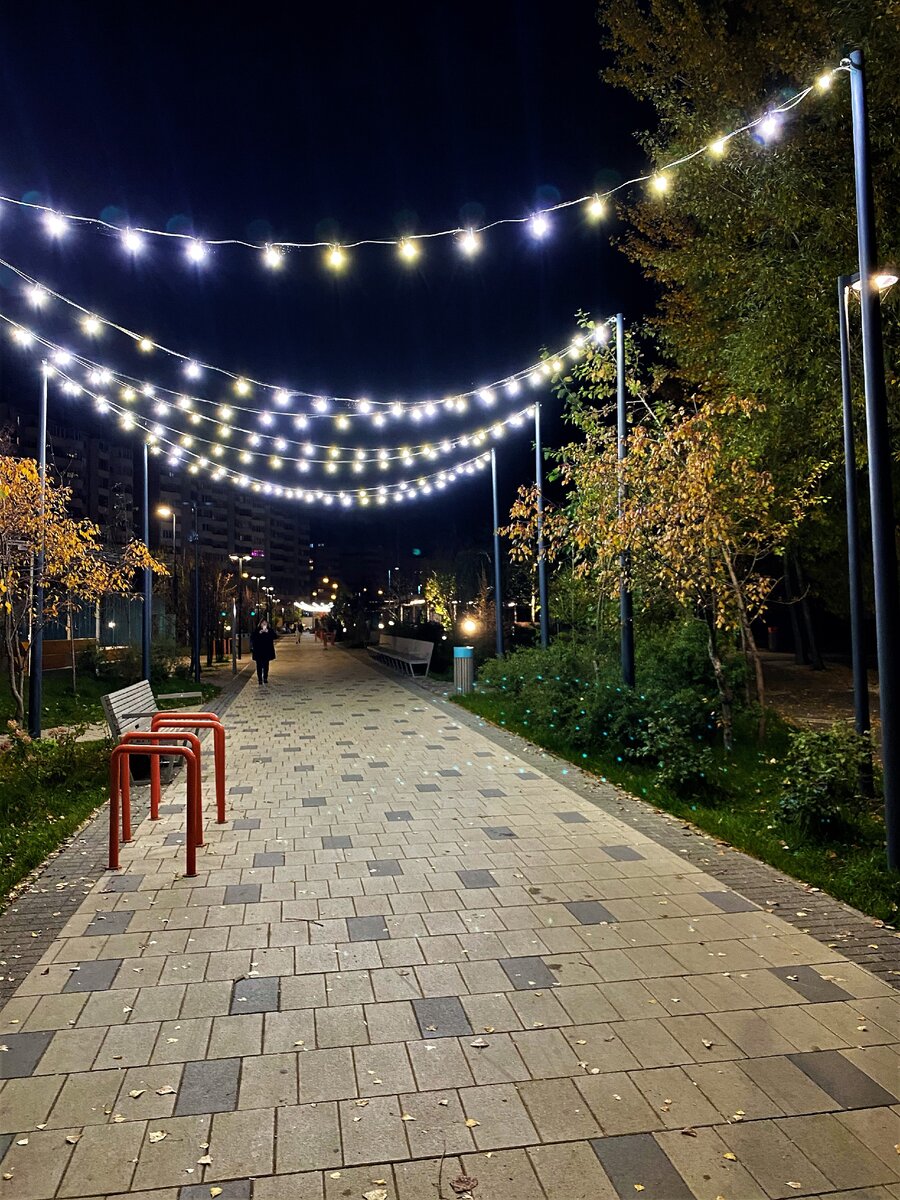 Так приятно возвращаться домой не мимо стоянки большегрузов, а по ухоженной территории и обустроенным дорожкам