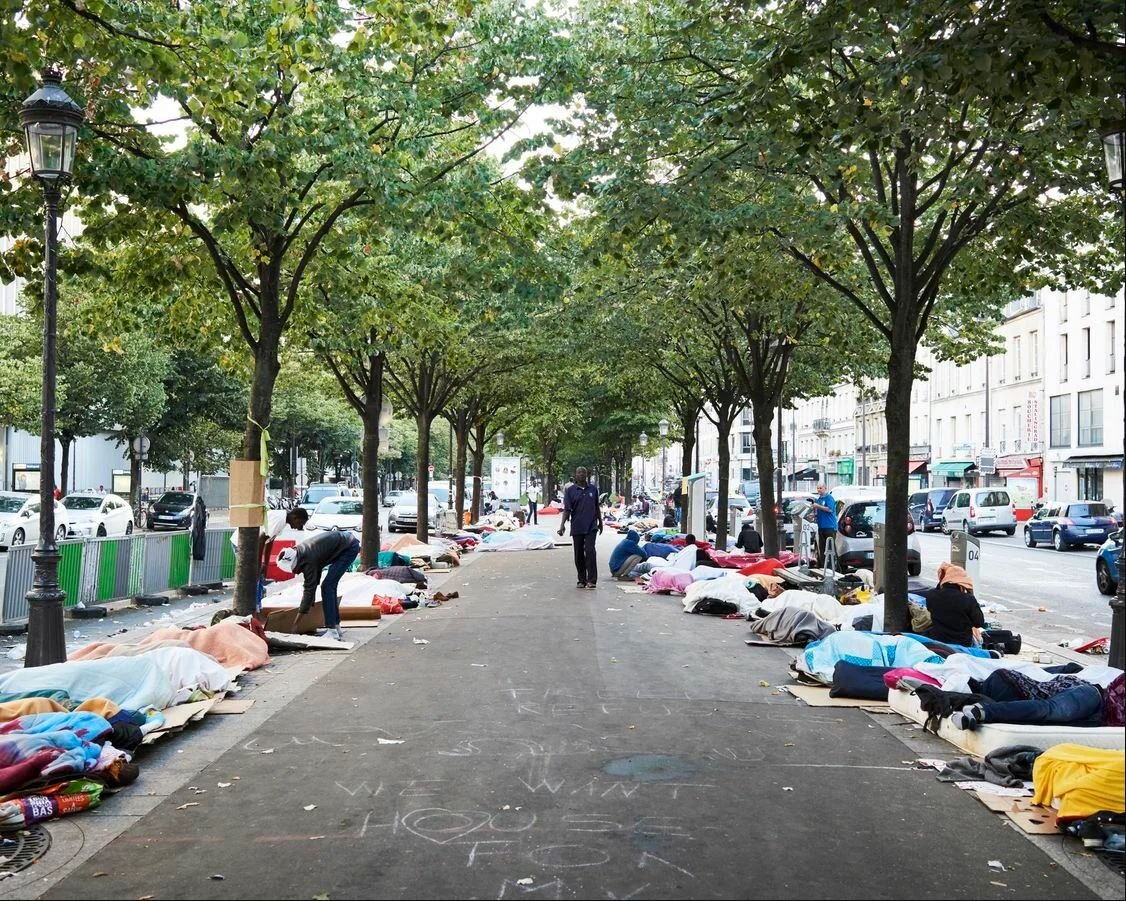 Poor paris. Сен Дени Париж опасный район. Сен-Дени Франция трущобы. Трущобы Парижа гетто. Арабские кварталы в Париже.