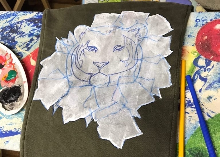 Для начала я нарисовала контур и закрасила все белой краской. Далее обрисовала детали.