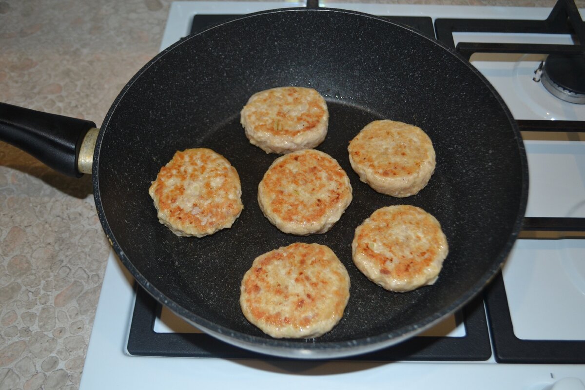 Котлеты получились сухие как исправить. Котлеты получились сухие как исправить. Котлеты секреты приготовления. Котлета без фона. Что делать если котлеты не прожарились внутри.